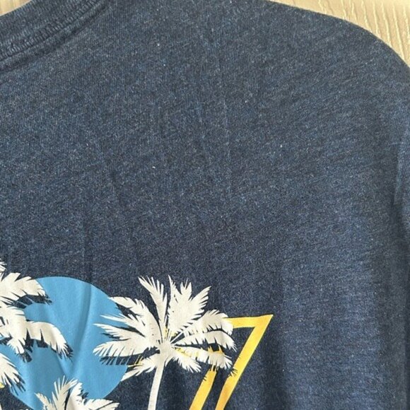 Travis Mathew Logo T-Shirt Blue Palm Trees Triangle Back Graphic Sz Medium Golf - Picture 15 of 16
